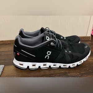 Womens 9.5 black on cloud tennis shoes
